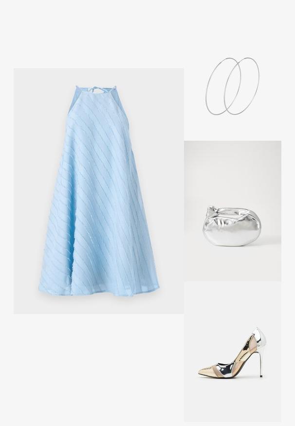 Lichtblauwe mouwloze jurk met een halternek ontwerp. Kenmerkt diagonale textuurstrepen en een vloeiende A-lijn silhouet.; Puntige hoge hak schoenen met een zilver, goud en nude kleurenschema. Glanzende afwerking met uitsnijdingen en een stiletto hak.; Zilveren metalen pouch bag met een zachte, afgeronde vorm en een geknoopte sluiting aan de bovenkant. Gemaakt van soepel faux leren materiaal.; Zilveren hoepel oorbellen met een minimalistisch ontwerp. Cirkelvormig, gladde textuur en dun profiel. Lichtgewicht met een gepolijste afwerking.