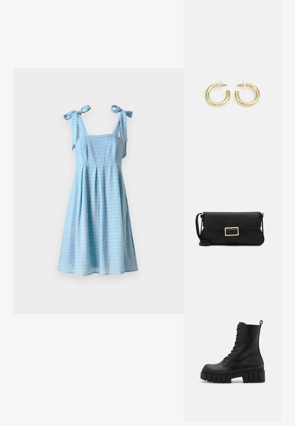 Jasnoniebieska sukienka z teksturowanej tkaniny, z kwadratowym dekoltem, zawiązywanymi ramiączkami i rozkloszowaną spódnicą z plisami.; Czarne skórzane botki za kostkę z masywną, żłobioną podeszwą, sznurówką z przodu i pętelką do zakładania na gładkim białym tle.; Czarna skórzana torebka kopertowa z klapką i detalem w postaci złotej metalowej klamry. Zawiera czarny pasek oraz elegancki, minimalistyczny design.; Złote kolczyki w kształcie kółek o gładkim, błyszczącym wykończeniu. Okrągły design z małym klipsem i przezroczystym zapięciem zapewniającym bezpieczne noszenie.