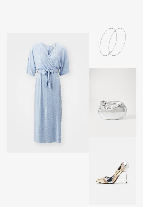 Šviesiai mėlyna kimono suknelė trumpomis rankovėmis, tekstūruota medžiaga su zigzago raštu ir audinio diržas aplink liemenį.; Aštrus pirštas aukštakulnis batelis su sidabro, aukso ir nuogų spalvų deriniu. Blizgus paviršius su išpjovos dizainu, su stiletto kulnu.; Sidabrinė metalinė maišelio forma su švelnia, apvalia forma ir mazgu užveriamu viršumi. Pagaminta iš lygios dirbtinės odos medžiagos.; Sidabrinės pusmėnulio auskarai minimalistiniu dizainu. Apskritimo forma, lygus paviršius ir plonas profilis. Lengvi su poliruotu apdailu.