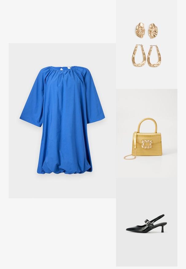 Rochie din bumbac albastră, cu mânecă scurtă, guler rotund, material adunat și o siluetă lejeră. Prezintă o margine rotunjită la baza.; Sandale cu toc din piele patent neagră, cu vârful ascuțit și un toc mic bloc, având un accent cu cataramă argintie pe curea.; Geantă galbenă din faux-crocodil cu un design structurat, mână superioară, curea detașabilă cu lanț și embellisment decorativ cu cristale pe închidere.; Cercei aurii cu forme texturate și ondulate. Include studs sculpturale cu clip și un design de cerc deschis cu un finisaj cioplit.