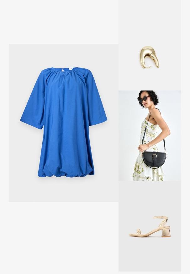 Kratko rokavična modra bombažna obleka z okroglo izrezom, nabranim materialom in ohlapno silhueto. Ima zaobljen rob na dnu.; Zlate metalne sandale na visoki petek z angularnim blok petkom, dvema trakoma nad stopalom in nastavljivim trakom za gleženj. Gladka tekstura.; Črna usnjena torbica s ukrivljeno obliko, z odstranljivo naramnico in zlatimi dodatki. Torbica ima pokrov s podrobnostmi v obliki zaponke.; Uhane nakit iz zlatastega tona z gladko, ukrivljeno zasnovo. Ima edinstveno koničasto obliko, polirano površino in zaponko s tečajem.