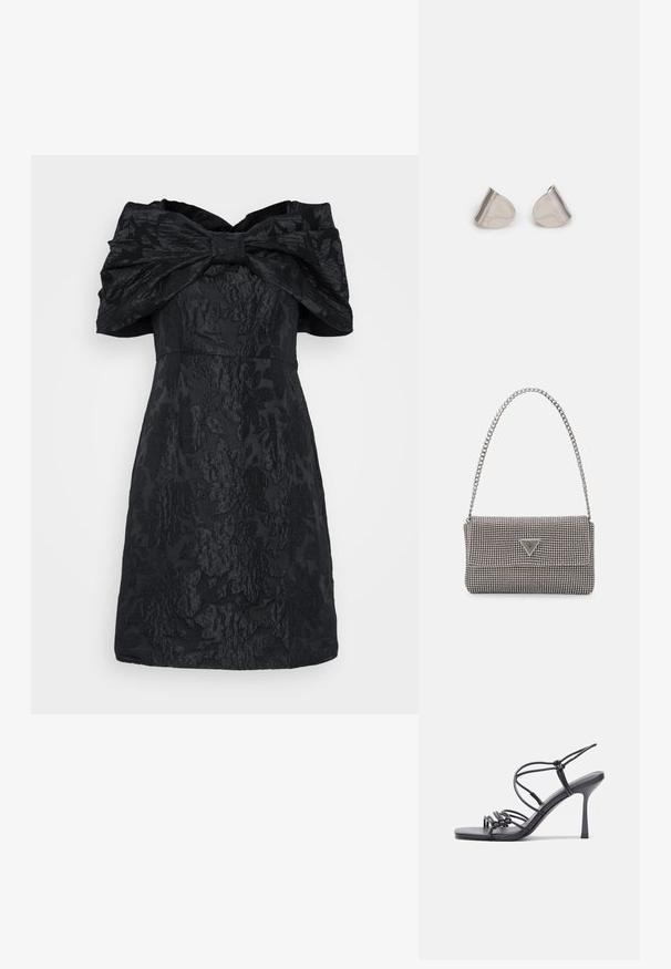 Fekete ruha textúrált virágmintával, vállra lelógó fazonnal és nagy masnival a nyakrészen. Rövid hosszúságú.; Fekete magas sarkú szandálok vékony pántokkal, csomózott mintával, sima négyzetes orral és karcsú stiletto sarkal rendelkeznek.; Világosszürke fémes kézitáska lánc pánttal, kis kör alakú fém kifinomult díszítéssel és háromszög alakú márkagéppel.; Ezüst fém fülbevalók sima, csepp alakú formával és fényes felülettel. Finom gravírozások teszik részletessé. Minimalista dizájn.