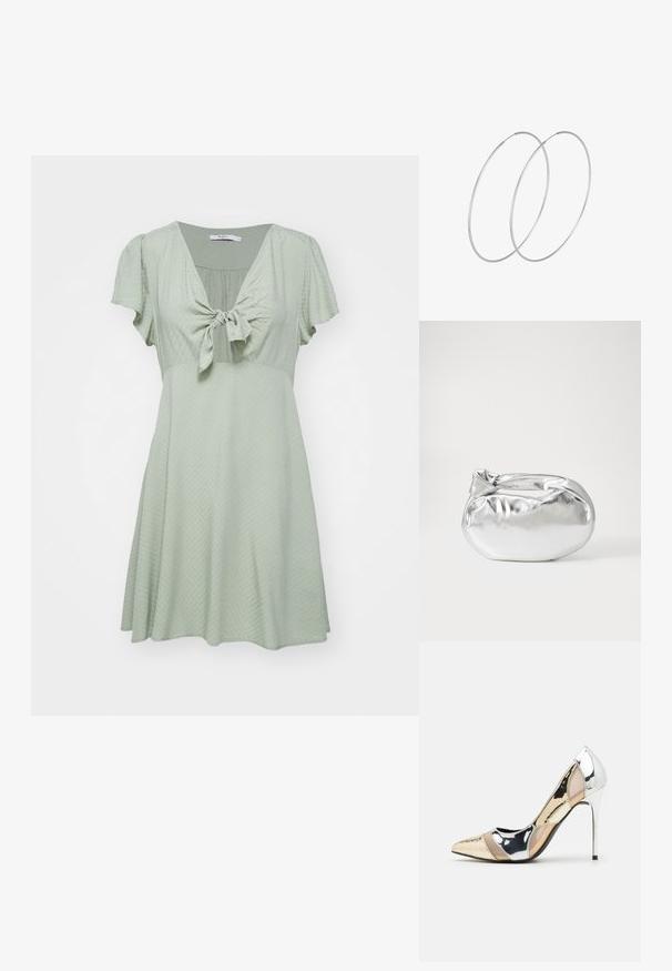 Haljina s kratkim rukavima, A-linije, u svijetlozelenoj boji, s detaljem vezanja sprijeda i teksturiranim materijalom. Lagan silueta, dizajn do koljena.; Cipele s visokom potpeticom i špicastim vrhom u srebrnoj, zlatnoj i nude boji. Sjajan finiš s izrezbarenim dizajnom, s potpeticom u obliku stiletto.; Srebrna metalik torbica s mekim, zaobljenim oblikom i čvorastim zatvaranjem na vrhu. Izrađena od glatke sintetičke kože.; Srebrne okrugle naušnice s minimalističkim dizajnom. Kružni oblik, glatka tekstura i tanak profil. Lagane s poliranim završetkom.