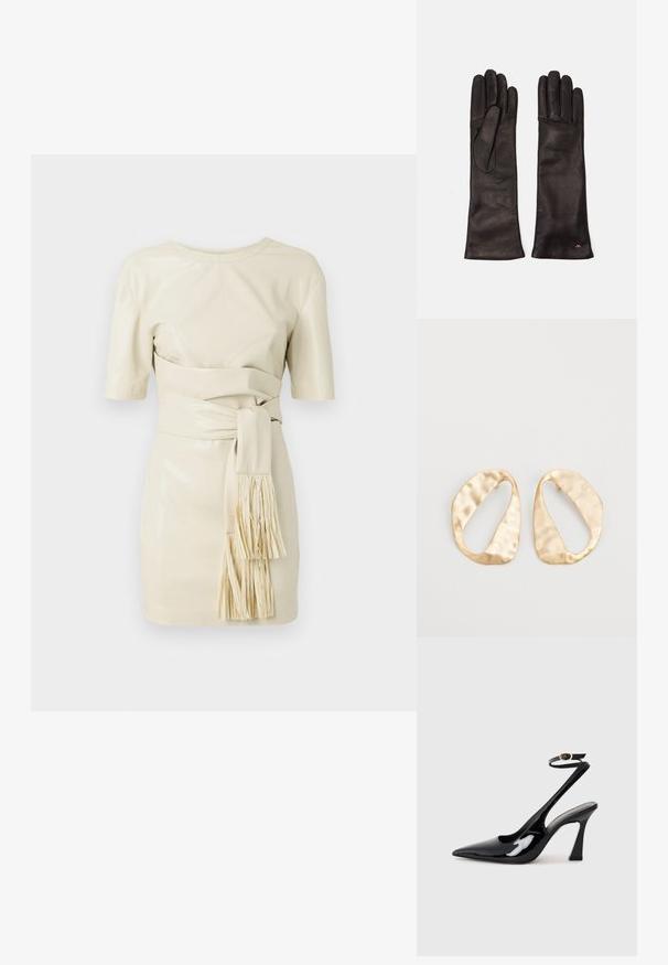 Kremowa skórzana sukienka z krótkimi rękawami, dopasowanym gorsetem i wiązaniem w talii z frędzlami. Gładka tekstura i minimalistyczny design.; Czarne lakierowane szpilki slingback na wysokim obcasie z wydłużonym noskiem, regulowanym paskiem na kostce i umiarkowanym obcasem w kształcie bloku. Gładka struktura z błyszczącym wykończeniem.; Weekend Max Mara - Rękawiczki pięciopalcowe; Para nieregularnych, owalnych kolczyków ze złotego metalu o teksturowanej, lekko młotkowanej powierzchni na białym tle.