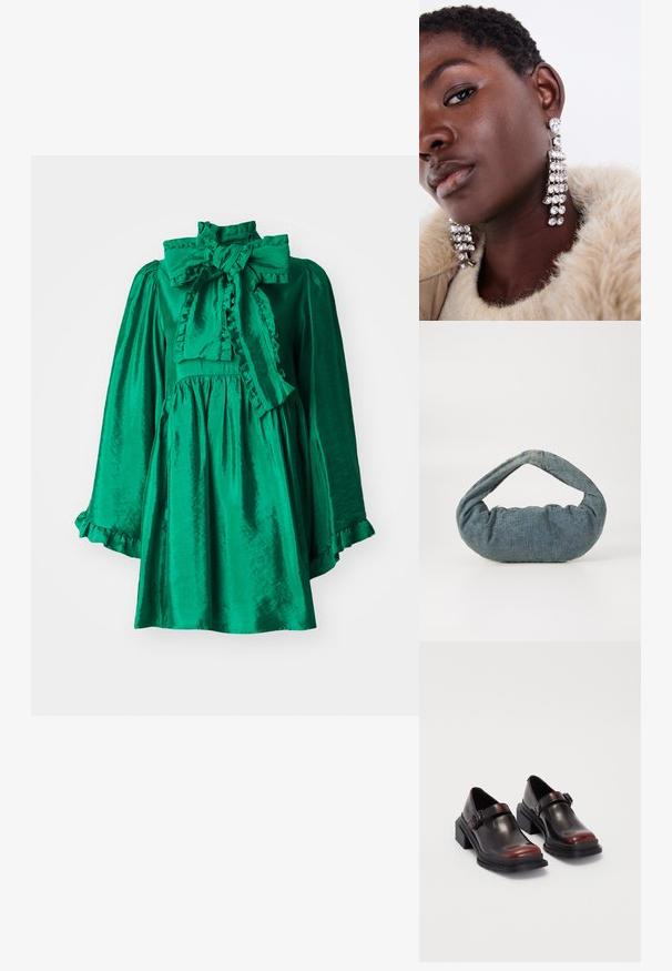 Πράσινο σατέν φόρεμα με ψηλό λαιμοκόψιμο και μεγάλη κορδέλα, με ρυτιδωτές λεπτομέρειες στον γιακά και τα μανίκια, και φουσκωτή σιλουέτα.; Δερμάτινα παπούτσια με τακούνι block σε γυαλιστερό σκούρο μπορντώ χρώμα, με λουράκι που κλείνει με αγκράφα και στρογγυλή μύτη. Υφή στην σόλα για καλύτερη πρόσφυση.; Μπλε τζιν τσάντα με μαξιλαρωτό, στρογγυλό σχήμα και καμπυλωτή λαβή. Η υφή είναι απαλή, με ορατές ραφές και λεία επιφάνεια.; Ασημένια σκουλαρίκια με πολλές διαυγείς ρουμπίνες, με κα cascading σχεδίαση και υφές, τοποθετημένα σε ουδέτερο φόντο.