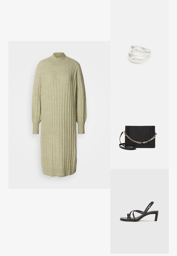 Robe tricotée vert clair avec une texture côtelée, un col haut et des manches ballon. Coupe ample avec des fentes latérales à l'ourlet.; Sandale noire à lanières avec un bout carré et un petit talon bloc. Elle présente plusieurs fines lanières et une sangle de cheville ajustable. Fabriquée en cuir lisse.; Sac bandoulière en cuir noir avec une texture lisse, de forme rectangulaire et un détail en chaîne métallique à l'avant. Sangle réglable incluse.; Bague en argent à double bande avec une surface lisse et polie. Présente un design fluide et courbé avec des sections qui se chevauchent pour un look moderne.