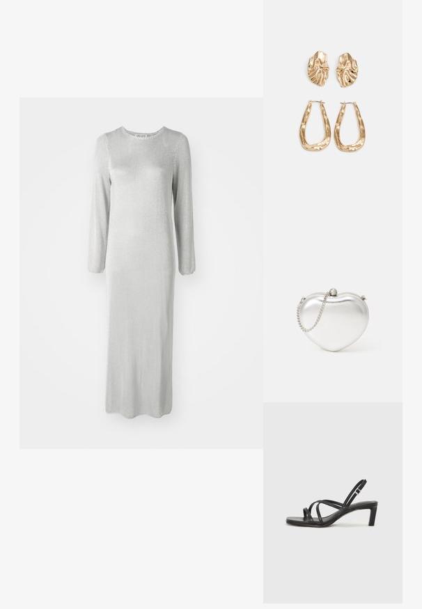 Langes silbernes Kleid aus einem strukturierten Stoff, mit langen Ärmeln und einem runden Halsausschnitt, dessen Saum bis zum Knöchel reicht.; Schwarze Sandale mit Riemchen, quadratischer Zehenform und niedrigem Blockabsatz. Verfügt über mehrere dünne Riemen und einen verstellbaren Knöchelriemen. Hergestellt aus glattem Leder.; Herzförmige metallische silberne Clutch-Tasche mit glatter Textur, Druckverschluss und einem silbernen Kettenriemen.; Ohrringe in Goldoptik mit strukturierten, gewellten Formen. Beinhaltet skulpturale Clip-Ohrringe und ein offenes Hoop-Design mit gehämmertem Finish.