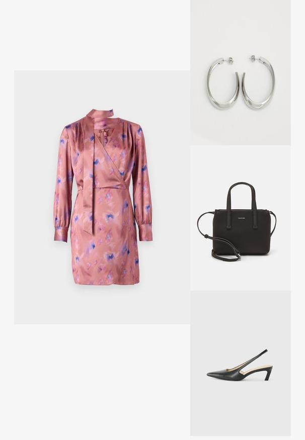 Sukienka z satyny w delikatnym różowym kolorze z niebieskimi i purpurowymi abstrakcyjnymi wzorami, z długimi rękawami i wiązanym dekoltem. Długość końca sukienki sięga powyżej kolana.; Czarny but na obcasie typu slingback z ostro zakończonym noskiem, z niskim obcasem, wykonany z gładkiej skóry, z wycięciem po boku dla lepszej wentylacji.; Czarna torebka z dwoma krótkimi uchwytami i odpinanym paskiem na ramię. Gładki materiał przypominający skórę, z zamkiem błyskawicznym i detalem z logo.; Srebrne kolczyki-hoop o gładkim, zakrzywionym designie. Posiadają błyszczące metaliczne wykończenie i zapięcie na sztyft. Brak widocznych wzorów lub akcentów.