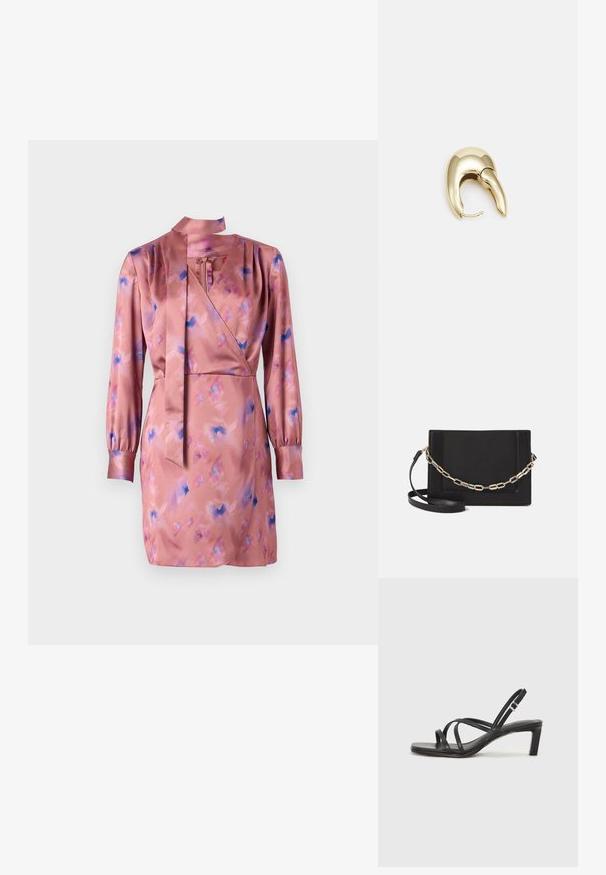 Satin omslagskjole i myk rosa med blå og lilla abstrakte mønstre, lange ermer og knytedetalj ved halsen. Skjørtet faller over kneet.; Sorte sandaler med stropper, firkantet tå og lav blokk hæl. Har flere tynne stropper og en justerbar ankelstropp. Laget av glatt lær.; Svart lær crossbody-veske med glatt tekstur, rektangulær form og metallkjede detaljer på framsiden. Justerbar stroppe inkludert.; Gullfarget metalløredobber med et elegant, buet design. Har en karakteristisk spiss form, polert overflate og hengsel-lukking.