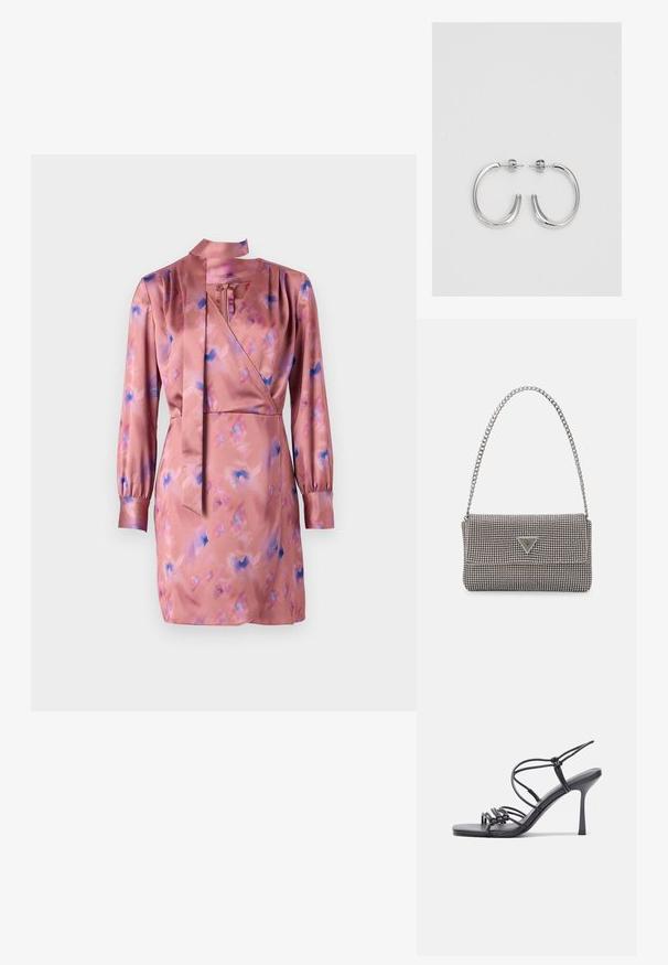 Szatén köntösruha világos rózsaszínben, kék és lila absztrakt mintákkal, hosszú ujjakkal és megkötős nyakkivágással. Az alja térd felett végződik.; Fekete magas sarkú szandálok vékony pántokkal, csomózott mintával, sima négyzetes orral és karcsú stiletto sarkal rendelkeznek.; Világosszürke fémes kézitáska lánc pánttal, kis kör alakú fém kifinomult díszítéssel és háromszög alakú márkagéppel.; Ezüst karika fülbevalók sima, fényes felülettel. Lekerekített forma, könnyű kialakítással, tűs zárómechanizmussal.