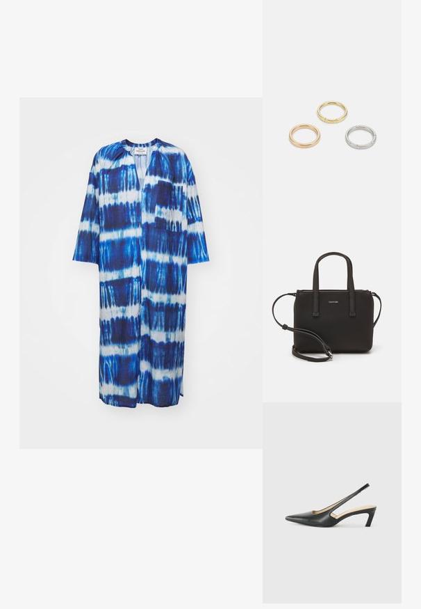 Mėlynos ir baltos spalvų tinklelinis kimono, iki kelių, su priekinėmis kišenėmis ir plačiomis rankovėmis. Pagamintas iš lengvos medžiagos su švelniu tekstūra.; Juodas smailus slingback batelis su žemu kulnu, pagamintas iš lygaus odos paviršiaus ir su išpjovomis šone, užtikrinančiomis oro pralaidumą.; Juoda rankinė su dviem trumpais rankenėlėmis ir nuimamu petį. Lygaus odos tipo medžiaga su užtrauktuku ir logotipo detale.; Trys metalinės žiedai: vienas rožinės aukso, vienas auksinis su tekstūruotais akcentais ir vienas sidabrinis, visi su įmintu ženklinimu vidinėje juostoje.