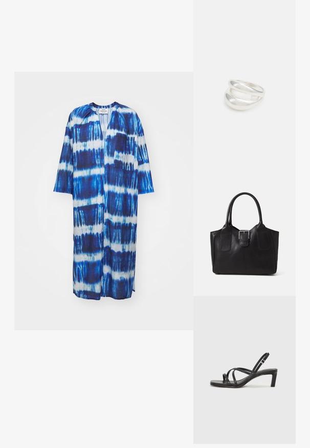 Zila un balta krāsu saistītā kimona, līdz ceļgaliem, ar priekšējo kabatu un platām piedurknēm. Izgatavota no viegla auduma ar mīkstu tekstūru.; Melnas strappy sandales ar kvadrātveida purngaliem un zemu bloku papēdi. Ievērojamas ar vairākiem plāniem siksniņām un regulējamu potītes siksniņu. Izgatavotas no gludas ādas.; Melnas ādas somiņa ar gludu tekstūru, strukturētu formu, divām rokturām un izteiktu sudraba sprādzi priekšpusē.; Sudraba divu joslu gredzens ar gludu, pulētu virsmu. Iezīmējas ar plūstošu, izliekta dizaina struktūru ar pārklājošām sekcijām modernam izskatam.; Sudraba divu joslu gredzens ar gludu, pulētu virsmu. Iezīmējas ar plūstošu, izliekta dizaina struktūru ar pārklājošām sekcijām modernam izskatam.