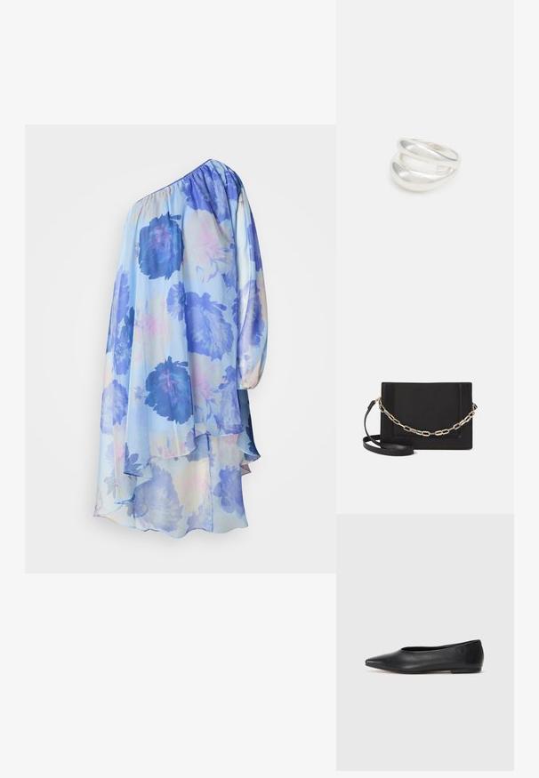 Cvečni enodelni obleki z enim ramenom v svetlo modri barvi z velikimi modrimi cvetovi. Mehka, prozorna tkanina se spušča z večplastnim robom in dolgemu rokavu.; Črne usnjene balerinke, koničast toe, minimalističen dizajn, gladka tekstura, nizka peta, brez vidnih kovinskih delov ali okraskov.; Črna usnjena torba čez ramo z gladko teksturo, pravokotno obliko in kovinskim verižnim detajlom spredaj. Vključena je nastavljiva naramnica.; Srebrn dvojni prstan z gladko, polirano površino. Ima tekoč, ukrivljen dizajn z prekrivajočimi se sekcijami za sodoben videz.