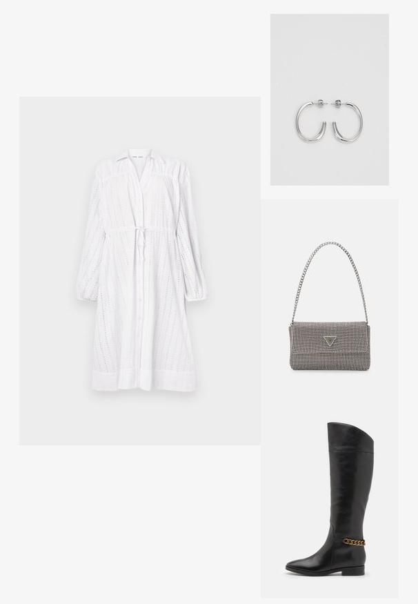 Balta ilga rankovė suknelė, pasižyminti mygtukiniu priekiniu uždarymu, raiščiu juosmens srityje, akių raštu ir susiraukšlėjusiomis rankovėmis. Lygus paviršius su laisvu tinkamumu.; Aukšti juodi odiniai batai su liekna forma, smailiu smaigaliu ir aukso grandinėlės akcentu ties kulkšnimi. Žemas bloko kulnas. Lygi tekstūra.; Šviesiai pilka metalinė rankinė su grandinėlės dirželiu, papuošta mažais apvaliais metaliniais smeigėmis ir trikampiu prekės ženklu.; Sidabrinės auskarai žiedai su lygiu, blizgiu paviršiumi. Suapvalinta forma, lengvas dizainas, su uždarymu ant smeigtuko.