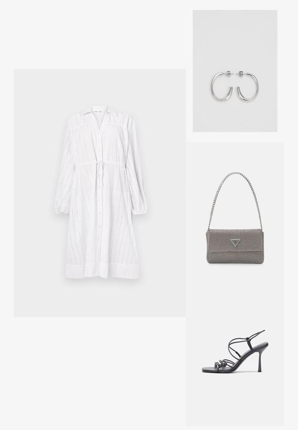 Weißes langärmeliges Kleid mit Knopfleiste, Taillenschnürung, Lochmuster und gerafften Ärmeln. Glatte Textur mit lässiger Passform.; Schwarze, hochhackige Sandalen mit dünnen Riemen und einem geknoteten Design, einer glatten, rechteckigen Zehenpartie und einem eleganten Stiletto-Absatz.; Hellegraue metallische Handtasche mit einer Kettenriemen, verziert mit kleinen kreisförmigen metallic Nieten und einem dreieckigen Markenlogo.; Silberne Creolen mit einer glatten, glänzenden Oberfläche. Abgerundete Form, leichtes Design, mit einer Steckverschluss.