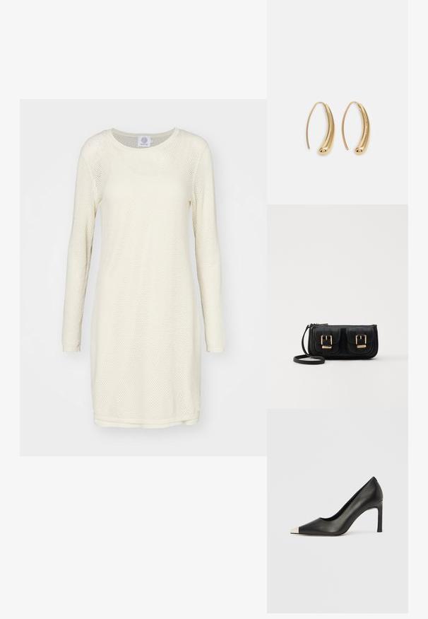Ljusgrön långärmad klänning med en meshnätstruktur och rund halsringning. Avslappnad, rak passform med en slät fåll.; Svart skinnsko med hög klack, spetsig tå och metallisk silverhätta. Har en slät yta och en smal klack på 10 cm.; Svart läderaxelväska med två framfickor, guldspännen, dragkedjestängning och en smal rem. Texturerad yta och kompakt rektangulär form.; Guldtonade metallörhängen i en kurvad, avlång form. Har en slät, glänsande yta och en rundad spets för en extra detalj.