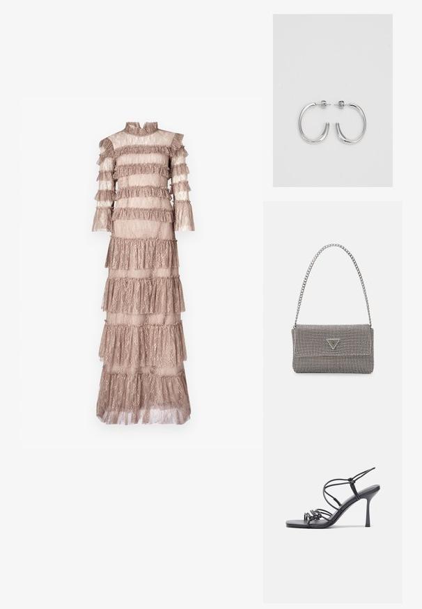Vestido longo de renda bege com camadas de babados, gola alta e mangas três quartos. Apresenta um delicado padrão floral em todo o vestido.; As sandálias de salto alto pretas apresentam tiras finas com um design em nó, uma biqueira quadrada lisa e um elegante salto agulha.; Bolsa metálica cinza claro com uma alça de corrente, adornada com pequenos rebites metálicos circulares e um logótipo triangular da marca.; Brincos de argola prateados com um acabamento suave e brilhante. Forma arredondada, design leve, com fecho de pino.