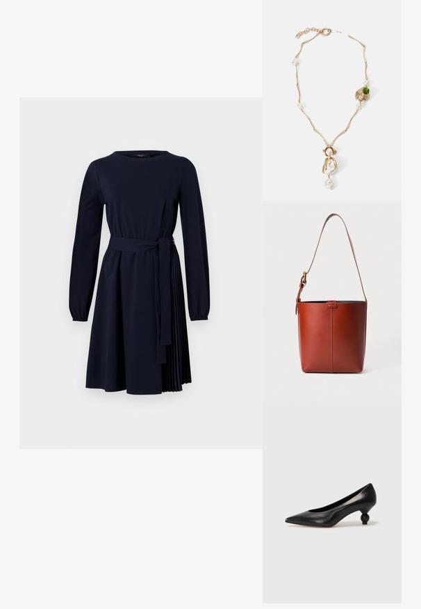 Granatowa sukienka z długim rękawem, uszyta z miękkiego materiału, z dopasowanym stanem i paskiem do wiązania oraz plisowanym detalem po jednej stronie spódnicy.; Czarna skórzana szpilka z ostrym czubkiem i okrągłym, kulistym obcasem. Gładka tekstura z eleganckim, minimalistycznym wzornictwem.; Brązowa skórzana torebka w kształcie wiadra z regulowanym paskiem na ramię i złotą klamrą, prosta pionowa szew na przodzie.; Złota naszyjnik z splotami, białymi perłami i akcentem zielonego kamienia. Posiada skomplikowane detale oraz zapięcie do zamykania.