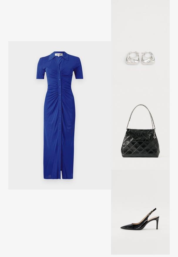 Vestido azul abotoado com mangas curtas, apresentando detalhes franzidos, colarinho e uma fenda na parte inferior, feito de um tecido suave.; Sandal com salto em verniz preto, bico fino, salto esguio e um design de recorte subtil. Apresenta uma fivela dourada na alça.; Mala de mão preta em pele acolchoada com alça em corrente prateada, apresentando um design estruturado e textura lisa.; Brincos de argola prateados com um design liso e arredondado, apresentando um detalhe ondulado com pequenos strass transparentes ao longo de uma das bordas.
