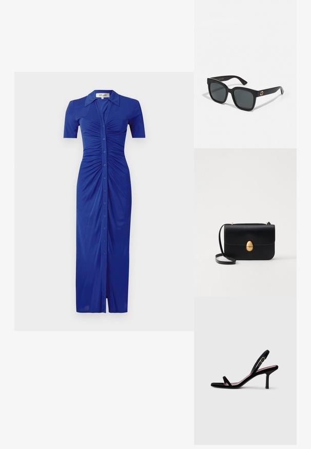Modrá košilová šatová šaty s krátkými rukávy, zdobená nabíráním, límečkem a rozparkem u spodního okraje, vyrobená z hladkého materiálu.; Černé semišové dámské sandály na vysokém podpatku s úzkými popruhy a zlatou sponou na bílém pozadí, boční pohled.; Černé sluneční brýle s obdélníkovými skly, s lesklým povrchem a zlatými logovými akcenty na nožkách. Temně šedá skla poskytují UV ochranu.; Černá kožená kabelka se strukturovaným obdélníkovým tvarem. Obsahuje zlatou oválnou sponu a tenký ramenní popruh. Hladký povrch.