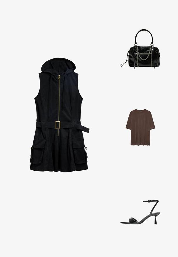 Schwarzes ärmelloses Kleid mit Kapuze, vorderem Reißverschluss und einem Gürtel. Verfügt über Seitentaschen mit Hardware-Details und einem lässigen Schnitt.; Braunes kurzärmeliges T-Shirt aus weichem Stoff, mit Rundhalsausschnitt und lockerer Passform. Glatte Textur ohne Muster oder Akzente.; Bershka High Heel Sandalette - black; Bershka WITH CHAIN - Handtasche - black