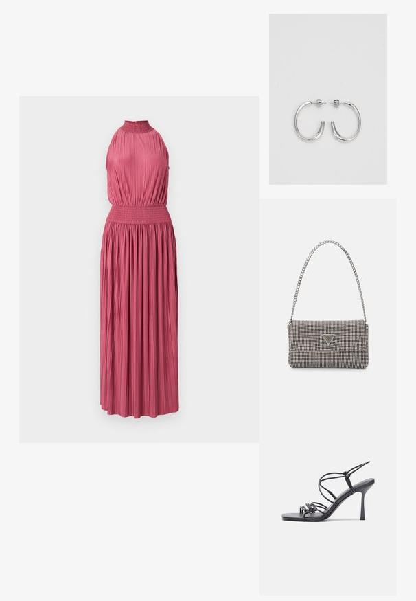 Dolga roza plisirana obleka z visokim ovratnikom in smockanim pasom. Narejena iz lahkotne tkanine, ima vertikalne gube in tekoč silhueto.; Črne visoke sandale na peto imajo tanke naramnice z vozlom, gladek kvadratni toe in eleganten stiletto peto.; Svetlo siva kovinska torbica z verižnim ročajem, okrašena z majhnimi okroglimi kovinskimi bleščicami in trikotnim logotipom blagovne znamke.; Srebrne obročaste uhane z gladko, sijočo površino. Zaobljena oblika, lahka zasnova, z zapiranjem na zatič.