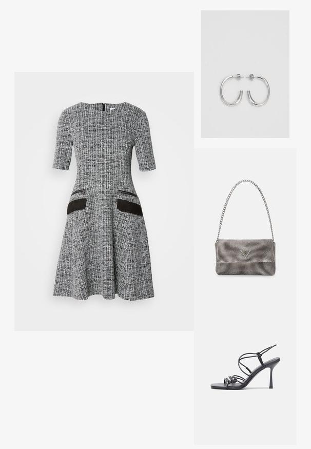 Siva in bela obleka z vzorcem, s kratkimi rokavi, oprijetim bodijem, široko krilo in črnimi antilopastimi žepi. Zadrga na hrbtu.; Črne visoke sandale na peto imajo tanke naramnice z vozlom, gladek kvadratni toe in eleganten stiletto peto.; Svetlo siva kovinska torbica z verižnim ročajem, okrašena z majhnimi okroglimi kovinskimi bleščicami in trikotnim logotipom blagovne znamke.; Srebrne obročaste uhane z gladko, sijočo površino. Zaobljena oblika, lahka zasnova, z zapiranjem na zatič.