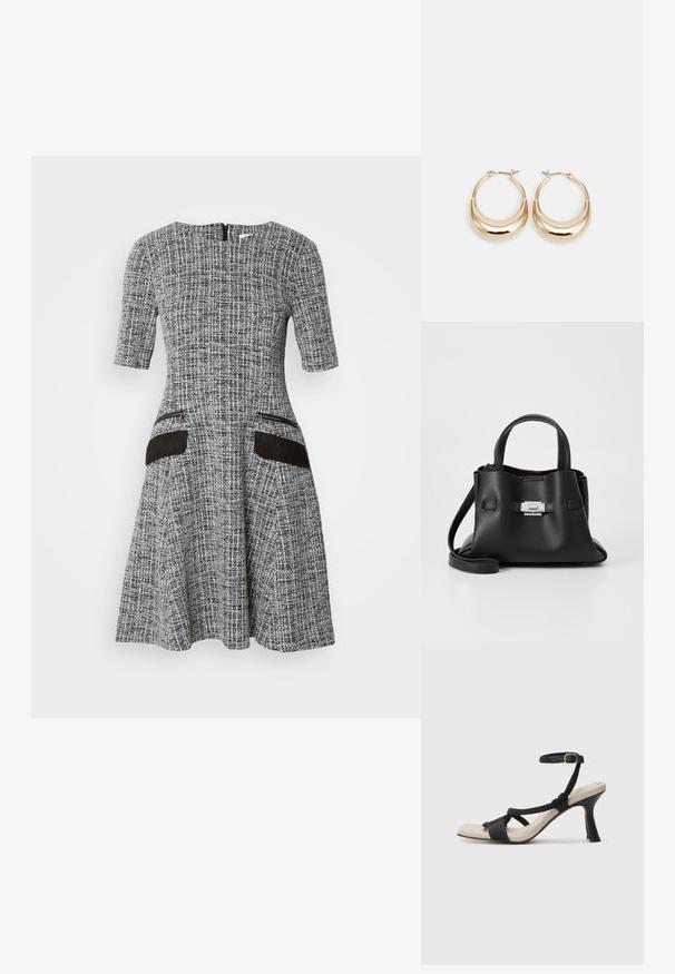 Šedé a bílé šaty s potiskem, krátkými rukávy, přiléhavým živůtkem, rozšířenou sukní a černými semišovými kapsami. Zadní zip.; Černé sandály na podpatku s pleteným designem pásku, čtveratou špičkou a nastavitelným páskem kolem kotníku. Světle béžová stélka s lesklým černým podpatkem.; Černá kožená kabelka s texturovaným povrchem, vybavená dvěma horními uchy, odnímatelným ramenním popruhem a stříbrným detailem s uzávěrem.; Náušnice ve tvaru kroužku zlaté barvy s půlměsícovým tvarem, lesklým povrchem a závěrečným uzávěrem. Hladká textura a reflexní povrch zvyšují viditelnost.