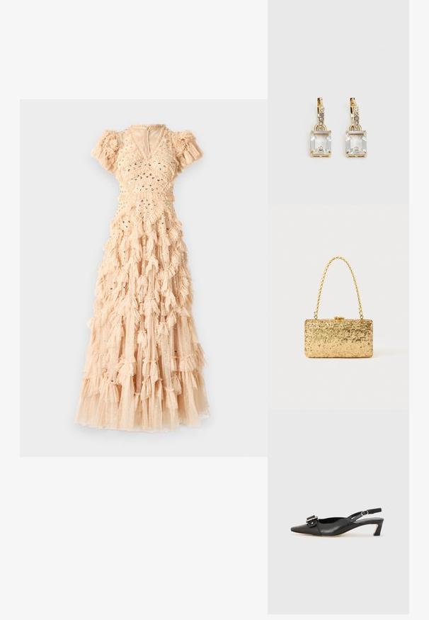 Maxikleid in einer sanften Nude-Farbe, mit einem fransigen Design, verstreuten Pailletten, Puffärmeln und einem V-Ausschnitt. Hergestellt aus leichtem, strukturiertem Stoff.; Schwarzer Leder Slingback-Schuh mit spitzer Zehenform, kleinem Absatz und dekorativem Schnallen-Detail auf dem Obermaterial. Glatte Textur, minimalistisches Design.; Goldene Pailletten-Clutch mit rechteckiger Form, ausgestattet mit einem gedrehten Kettenhenkel und einem Metallverschluss, der das Licht mit einer strukturierten Oberfläche reflektiert.; Ohrringe in Goldfarbe mit einem rechteckigen, durchsichtigen Kristall, der unter einer Reihe kleiner, runder klarer Akzente hängt. Elegantes, modernes Design.