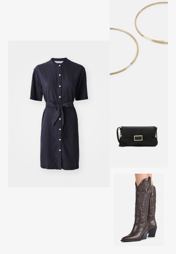 Granatowa sukienka lniana z krótkimi rękawami, z przodu zapinana na guziki, z związanym paskiem w talii. Posiada białe guziki oraz klasyczny krój kołnierzyka.; Brązowe skórzane kowbojki z noskiem w kształcie migdała i blokowym obcasem, z detalicznym przeszyciem i podniesionymi akcentami na cholewce.; Czarna skórzana torebka kopertowa z klapką i detalem w postaci złotej metalowej klamry. Zawiera czarny pasek oraz elegancki, minimalistyczny design.; Złote kolczyki w kształcie cienkich okrągłych obręczy, o gładkim metalicznym wykończeniu, bez zdobień czy wzorów.