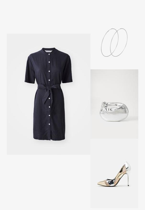 Jūrų mėlynos lino suknelė su trumpomis rankovėmis, mygtukų priekyje ir surištu juosmens dirželiu. Turi baltus mygtukus ir klasikinių apykaklės dizainą.; Aštrus pirštas aukštakulnis batelis su sidabro, aukso ir nuogų spalvų deriniu. Blizgus paviršius su išpjovos dizainu, su stiletto kulnu.; Sidabrinė metalinė maišelio forma su švelnia, apvalia forma ir mazgu užveriamu viršumi. Pagaminta iš lygios dirbtinės odos medžiagos.; Sidabrinės pusmėnulio auskarai minimalistiniu dizainu. Apskritimo forma, lygus paviršius ir plonas profilis. Lengvi su poliruotu apdailu.