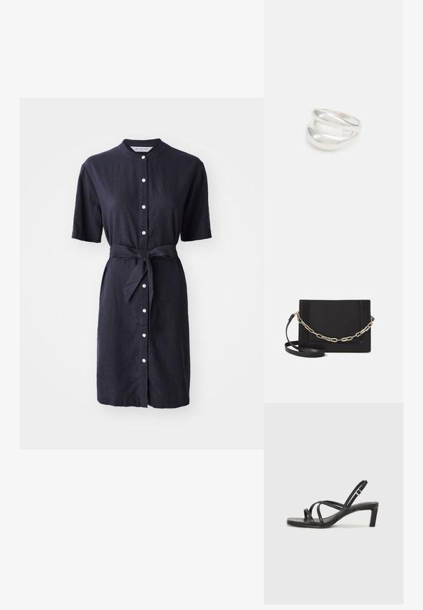 Navy linen dress with short sleeves, button front, and a tied waist belt. Features white buttons and a classic collar design.; Mustat hihnalligat, joissa on neliön muotoinen kärki ja matala lohkokorko. Ominaisuuksiin kuuluu useita ohuita hihnoja ja säädettävä nilkkahihna. Valmistettu sileästä nahasta.; Musta nahkainen olkalaukku, jossa on sileä pinta, suorakulmainen muoto ja metalliketju yksityiskohtana edessä. Mukana säädettävä hihna.; Hopeinen kaksinkertainen rengas, jossa on sileä, kiillotettu pinta. Siinä on sulava, kaareva muotoilu, jossa on päällekkäisiä osia modernin ilmeen saavuttamiseksi.