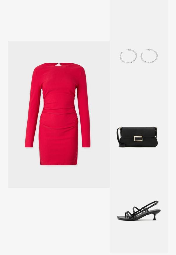 Czerwona sukienka z długim rękawem o dopasowanym kroju, z marszczeniami w okolicy talii oraz wycięciem w kształcie łezki z tyłu. Gładka struktura materiału.; Czarne sandały na obcasie z wieloma krzyżującymi się paskami. Gładki materiał, szpiczasty czubek i wąski obcas. Regulowany pasek wokół kostki z klamrą.; Czarna skórzana torebka kopertowa z klapką i detalem w postaci złotej metalowej klamry. Zawiera czarny pasek oraz elegancki, minimalistyczny design.; Srebrne kolczyki w kształcie obręczy z skręconym wzorem, z polerowanym wykończeniem i zapięciem na sztyft. Mają średnicę około 3 cm.
