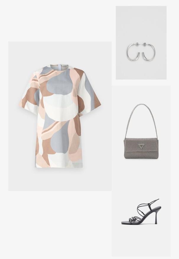 Rochie cu mânecă scurtă, având un model abstract în tonuri de bej, gri și roz pal. Confecționată dintr-un material ușor, cu decolteu rotund și fermoar la spate.; Sandale negre cu toc înalt au curele subțiri cu un design legat, un vârf pătrat neted și un toc stiletto elegant.; Geantă metalică gri deschis, cu un strap din lanț, decorată cu mici ținte circulare metalice și un logo de marcă triangular.; Cercei rotunzi din argint cu un finisaj neted și strălucitor. Design ușor, având o formă rotundă și închidere cu tijă.