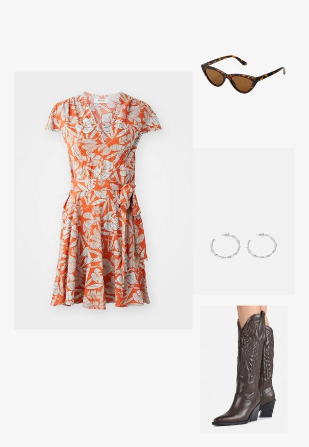 Pomarančna obleka iz tkanine z ovitkom, okrašena z cvetličnim vzorcem v beli in svetlo modri barvi, kratkimi rokavi, prilegajočim pasom in zavezanim poudarkom na strani.; Rjave usnjene kavbojske čevlje z ostrim nosom in blok peto, ki vsebujejo podrobno šivanje in dvignjene dodatke na zgornjem delu.; Mačje oči sončna očala z okvirom v črno-oranžni želvej ohišji, rjavimi lečami in elegantnimi, ostrimi konicami. Imajo minimalistični logo na ročaju.; Srebrni uhani v obliki obročka s spiralnim dizajnom, ki imajo sijajno površino in zapiralo na zadnji strani. Mere znašajo približno 3 cm v premeru.