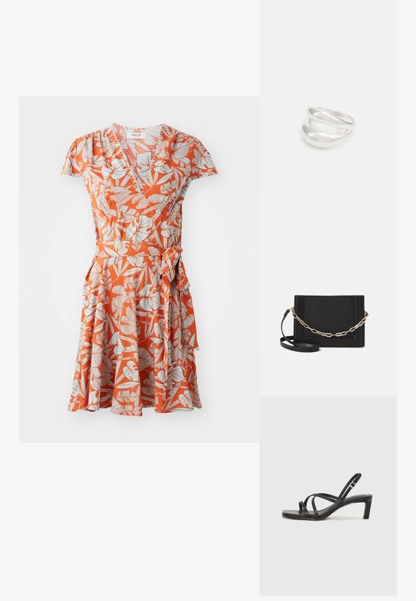 Oranžinė apvalkalo suknelė su baltu ir šviesiai mėlynu gėlių raštu, trumpomis rankovėmis, siauru liemeniu ir rišamu akcentu šone.; Juodi šlepetės su kvadratiniu pirštu ir žemu bloku kulnu. Yra keli ploni dirželiai ir reguliuojamas kulkšnies diržas. Pagaminti iš lygios odos.; Juodas odinis per petį nešiojamas krepšys turi lygų paviršių, stačiakampio formą ir metalinę grandinėlę priekyje. Pridedama reguliuojama dirželis.; Sidabrinis dvigubas žiedas su lygiu, poliruotu paviršiumi. Pasižymi sklandžiu, kreiptu dizainu su persipinančiomis dalimis, suteikiančiomis modernų išvaizdą.