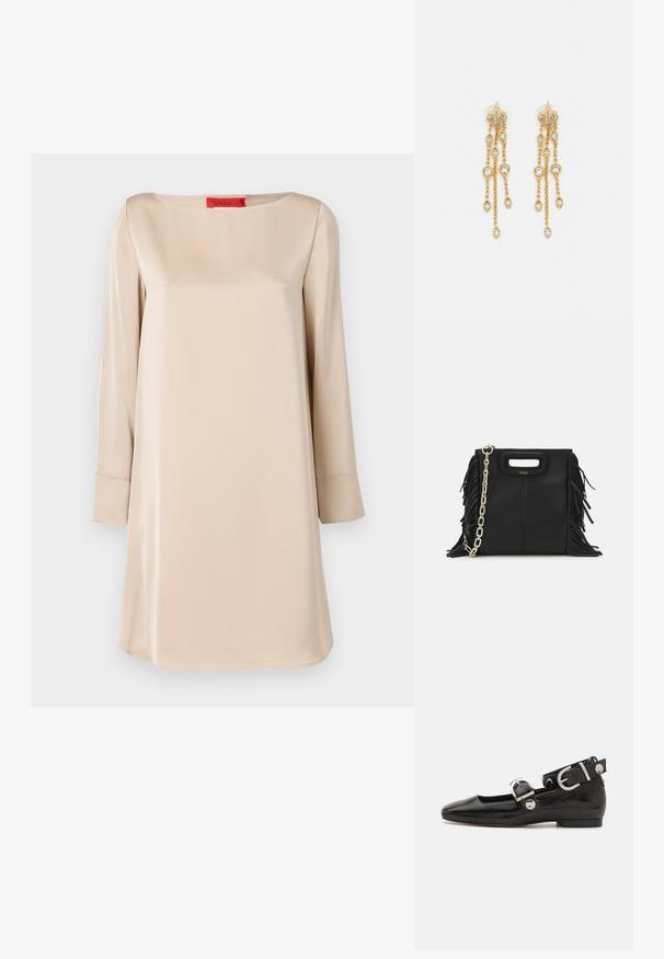 Beige satengkjole med firkantet hals, lange ermer og løs passform. Har et rødt merke ved halsen. Glatt tekstur.; Sorte lakkderflat sko med firkantet tå, ankelstropp med sølvfarge detaljer, og flat såle. Glatt tekstur med minimalistisk design.; Svart læderhåndtaske med frynsedetaljer, guldkæde skulderrem og udskåret håndtag. Har logo placeret på forsiden.; Gullfargede øreringer med flere hengende kjeder, med klare ovale rhinestein aksenter og dekorative stud-topper.
