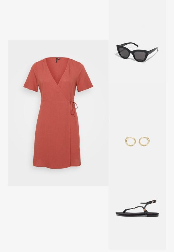 Červené šaty s krátkými rukávy, výstřihem do V, zavázaným pasem a volným spodním okrajem. Vyrobené z lehké látky s hladkou texturou.; Černé ploché sandály s pletenými pásky a kovovým akcentem. Mají nastavitelnou sponu a plochou gumovou podrážku pro pohodlí.; Černé sluneční brýle ve stylu kočičích očí s matným povrchem, vybavené šedými zabarvenými skly, ostrými liniemi a elegantními bočními rameny. Název značky viditelný na vnitřní straně ramene.; Zlaté kruhové náušnice s hladkým, zaobleným designem. Obsahují malou závěsovou sponu, lehký vzhled a lesklý povrch.