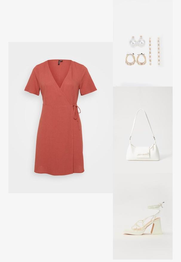 Rød omslagskjole med korte ermer, V-hals, knyttet midje og flytende kant. Laget av lett materiale med en glatt tekstur.; Hvit høyhælte sandal med kraftig hæl, med en stroppe-design og ankelbånd. Glatt tekstur med plattform foran for ekstra høyde.; Hvit syntetisk håndveske med trekantet form, flat klaff foran og sløyfe detaljer, justerbar stropp, glatt tekstur og minimalistisk design.; Tre par øreringer: store hvite perle-stud, gullringer med klare edelstener, og to lange, rette gull-accent øreringer med glitrende detaljer.
