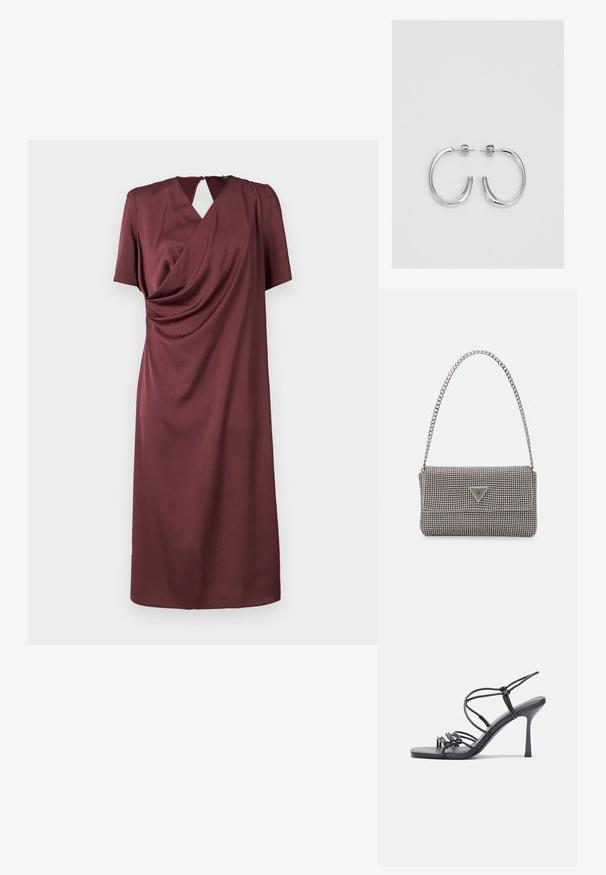 Mauve kleita, kas izgatavota no gludas auduma ar īsām piedurknēm, drapeju dizainu, V veida dekoltē un mazu atslēgas caurumu aizdari.; Melnas augstpapēžu sandales ar plāniem siksniņām un mezgla dizainu, gluda kvadrātveida purngalu un elegantu stiletto papēdi.; Gaiši pelēka metāla rokassoma ar ķēdes siksnu, rotāta ar mazām apaļām metāla kniedēm un trīsstūra zīmola logo.; Sudraba stīpas auskari ar gludu, spīdīgu virsmu, izceļas ar izliektaveida formu un aizdari ar tapu. Minimālistisks dizains ar mūsdienīgu apdari.