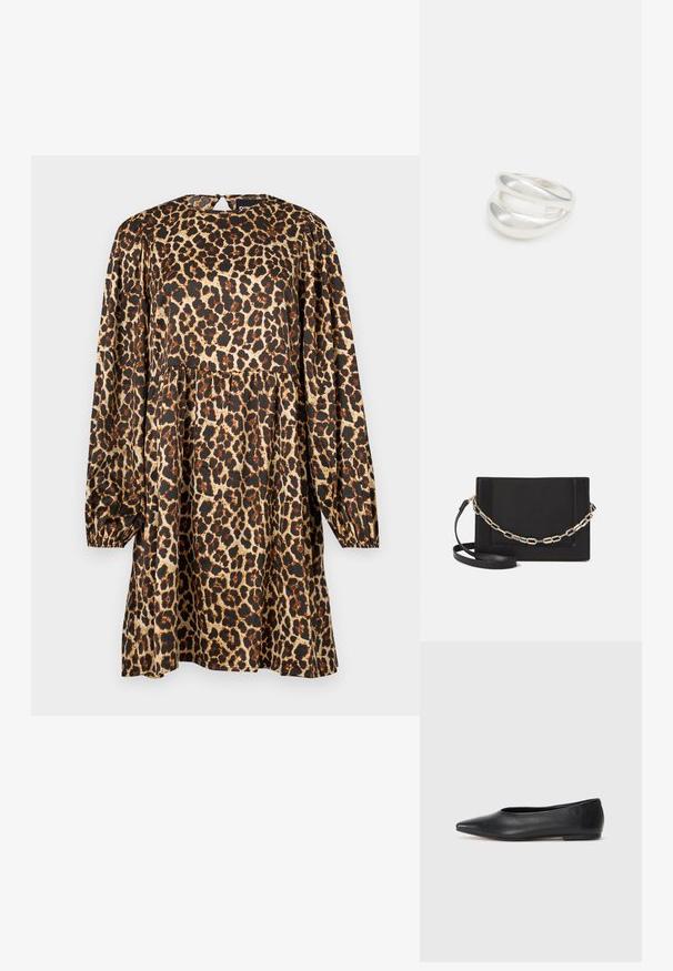 Kostim iz leopardskega vzorca v gladkem materialu, z dolgimi napihnjenimi rokavi, okrogla izreza in zbranim pasom za dodano volumen.; Črne usnjene balerinke, koničast toe, minimalističen dizajn, gladka tekstura, nizka peta, brez vidnih kovinskih delov ali okraskov.; Črna usnjena torba čez ramo z gladko teksturo, pravokotno obliko in kovinskim verižnim detajlom spredaj. Vključena je nastavljiva naramnica.; Srebrn dvojni prstan z gladko, polirano površino. Ima tekoč, ukrivljen dizajn z prekrivajočimi se sekcijami za sodoben videz.