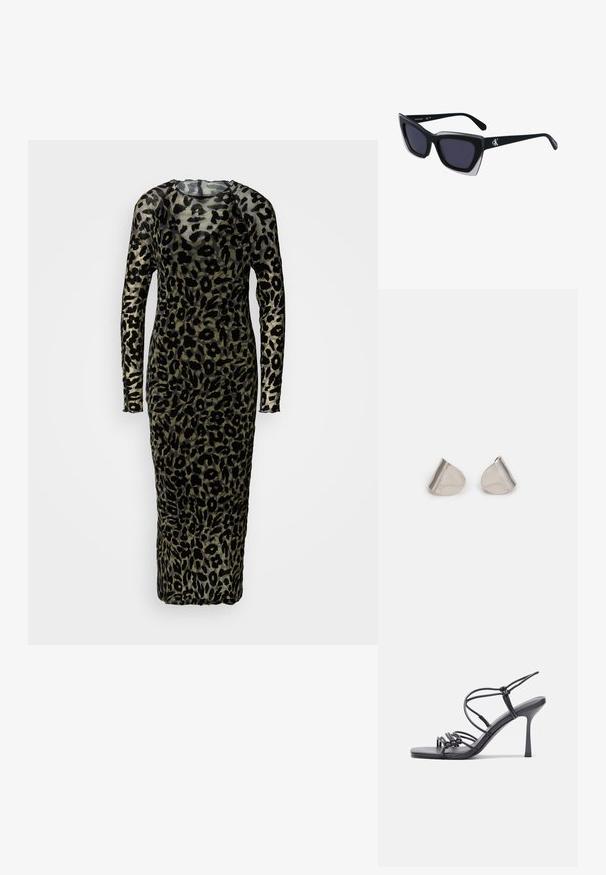 Langdurige, getailleerde jurk met lange mouwen van doorzichtig materiaal, met een zwart luipaardpatroon op een gedempt groene achtergrond. Vloerlange uitvoering.; Zwarte hoge hakken sandaaltjes hebben dunne banden met een geknoopt ontwerp, een gladde vierkante neus en een elegante stiletto-hak.; Zwarte oversized zonnebril met een geometrische vorm, voorzien van donkere glazen en een contrasterend grijs detail op het montuur. Logo op de arm.; Zilveren metalen oorbellen met een gladde, druppelvorm en een gepolijste afwerking. Subtiele gravures voegen detail toe. Minimalistisch ontwerp.