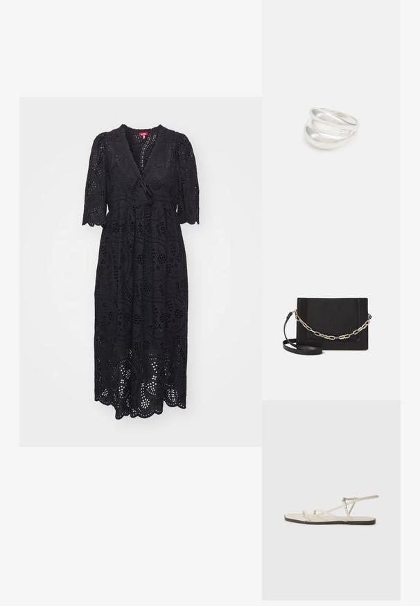 Schwarzes Kleid aus besticktem Stoff, mit V-Ausschnitt, kurzen puffärmel und einem ausgestellten Rock mit gewelltem Saum.; Beige flache Sandale mit mehreren schlanken Riemen und einer verstellbaren Schnalle. Die Sohle ist flach und hat einen leichten dunklen Kontrast am Rand.; Schwarze Leder-Crossbody-Tasche mit glatter Textur, rechteckiger Form und metallic-kettendetail auf der Vorderseite. Verstellbarer Gurt inklusive.; Silberner Doppelring mit einer glatten, polierten Oberfläche. Verfügt über ein fließendes, kurviges Design mit überlappenden Abschnitten für einen modernen Look.