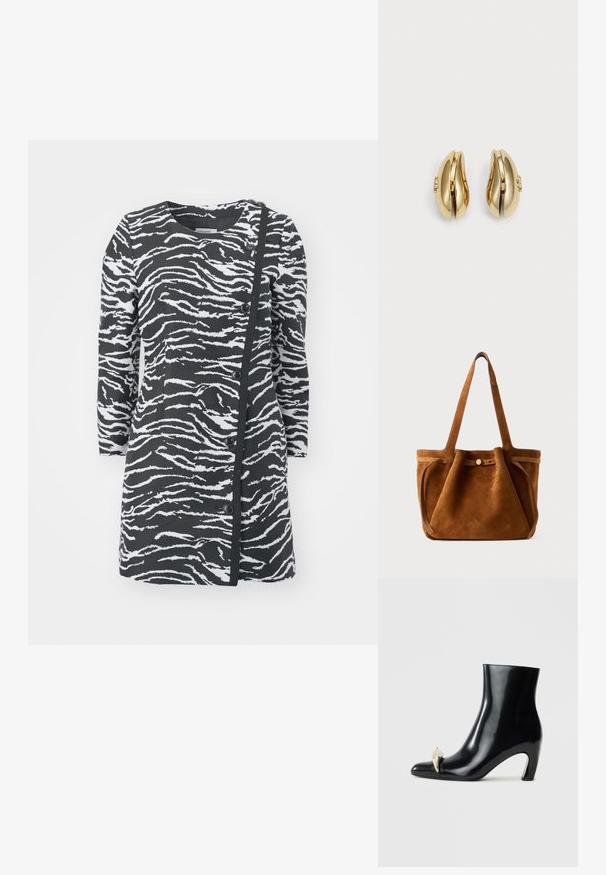 Svart och vit klänning i zebramönster med långa ärmar, rund halsringning och sidoknappar. Har en texturerad tygkvalitet och en asymmetrisk design.; Svarta ankelstövlar i glänsande läder, med spetsig tå och en dekorativ guld- och silverdetalj framtill. Blockklackdesign.; Brun mockaskåpväska med dubbla handtag, ett knäppstängningsband och en avslappnad, något slapp form.; Guldtonade örhängen med en flödig, böjd design. Varje örhänge har en slät yta och en liten låsning med en dekorativ detalj.