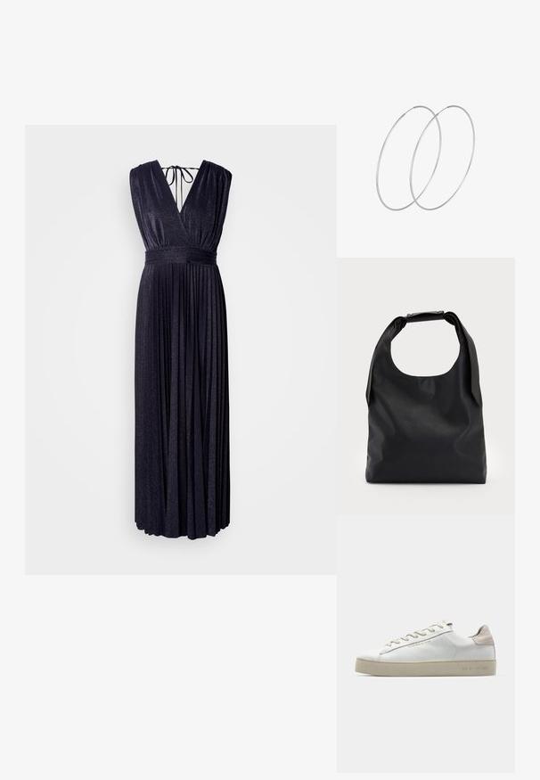 Langes, dunkelblaues Kleid aus einem schimmernden, plissierten Stoff. Es hat einen tiefen V-Ausschnitt, breite Schulterträger und einen Bindeverschluss im Rücken.; Weiße Leder-Sneaker mit glatter Oberfläche, beigen Wildleder-Akzenten, runder Zehenpartie, flachem Schnürdesign und einer strukturierten Gummisohle.; Schwarze Lederhandtasche mit großem offenem oberen Bereich und einem einzelnen Schulterriemen. Weiche Textur, minimalistisches Design, mit subtilen hardware Akzenten.; Silberne Creolen mit minimalistischem Design. Rundform, glatte Oberfläche und dünnes Profil. Leichtgewichtig mit hochglänzender Oberfläche.