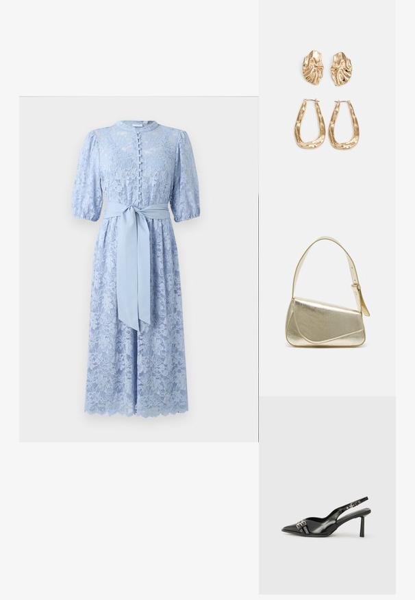 Šviesiai mėlyna nėrinių suknelė su trumpomis pūstomis rankovėmis, mygtukais priekyje ir atitinkama medžiagos juosta, surišta ties liemeniu. Banguotas apatinis kraštas.; Juodas lakuotas odinis batelis su smailiu pirštu, kulkšnies dirželiais su sidabrinėmis sagtimis ir detalėmis, bei plonu kulnu.; Aukso metalinės rankinės su struktūrizuotu dizainu, lygaus paviršiaus ir reguliuojama dirželiu. Pasižymi unikaliu trikampiu pavidalu ir minimalizmu siuvinėjime.; Auksinės auskarai, turintys tekstūruotus, bangų formos elementus. Įeina skulptūriniai segami auskarai ir atviri lankai su išmuštu paviršiumi.