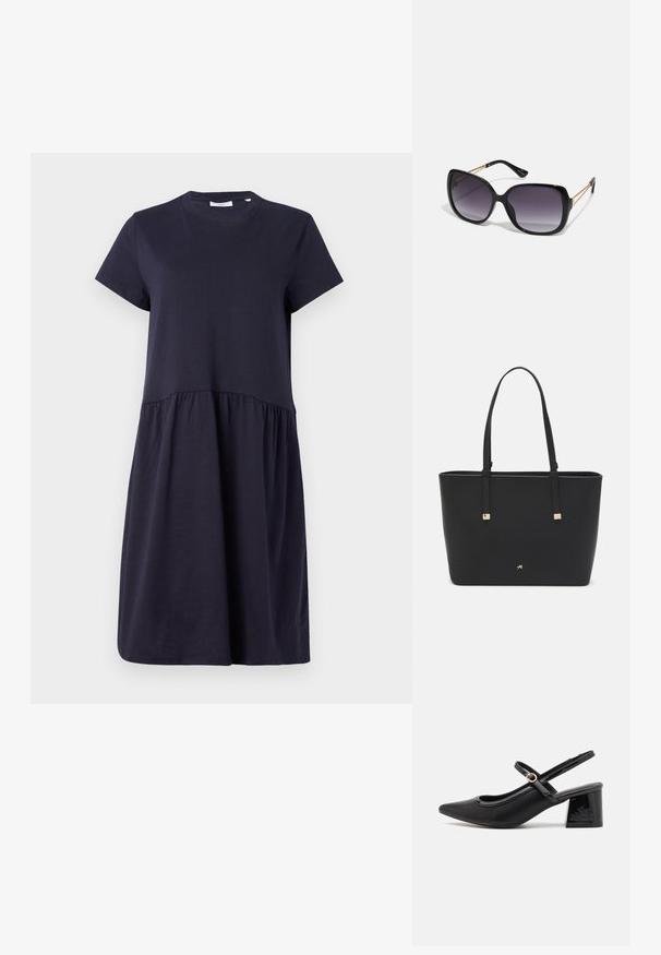 Navyblaues Kurzarmkleid aus weicher Baumwolle, mit Rundhalsausschnitt und einer gerafften Taille für eine ausgestellte Silhouette.; Schwarze Lackleder-Slingback-Absätze mit spitzer Zehenform, einem runden Ausschnitt-Design und einem Blockabsatz. Mit einem goldfarbenen Schnallenakzent.; Schwarze übergroße Sonnenbrille mit getönten Gläsern, dicken Rahmen und goldfarbener Kettendetaillierung an den Bügeln.; Schwarze Tragetasche aus synthetischem Material, mit einfachem rechteckigem Design, goldenen quadratischen Akzenten und doppelten Griffen.