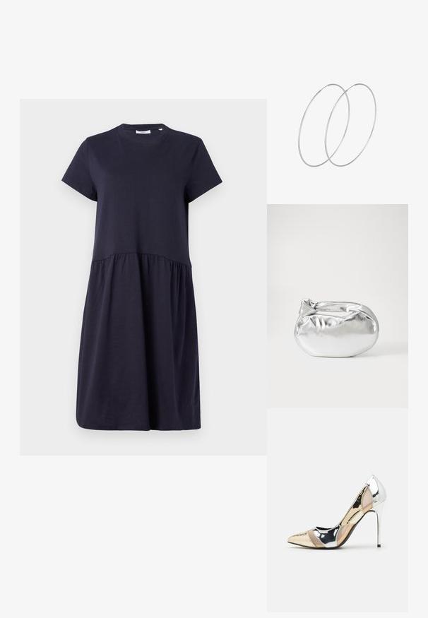 Tumed sinise värvi lühikeste varrukatega kleit, mis on valmistatud pehmest puuvillast. Sellel on ümmargune kaelus ja volditud vöökoht, mis loob laieneva silueti.; Kitsas toe kõrge kontsaga kingad, millel on hõbedane, kuldne ja nude värvilahendus. Läikiv viimistlus lõikekujundusega, stiletto konts.; Hõbedane metallikoti kott pehme, ümar kuju ja sõlme ülemise sulgemisega. Valmistatud siledast kunstnahast materjalist.; Hõbedased rõngastikkaehingad minimalistlikus disainis. Ümar kuju, sile tekstuur ja õhuke profiil. Kerged ning poleeritud viimistlusega.