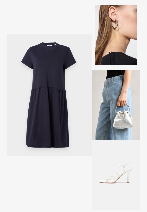 Tumši zila īsām piedurknēm tērps, izgatavots no mīksta kokvilnas, ar apaļu kakla izgriezumu un savāktu jostasvietu, veidojot izplestu siluetu.; Baltas striķu augstpapēžu sandales ar plakanu pirkstu daļu, teksturētu priekšpusi ar saveltiem akcentiem un šauru potītes siksniņu.; Metāliskā sudraba somiņa ar teksturētu apdari, rotāta ar sudraba apaļu rokturi un aukliņu aizdari, turēta pretī gaišziliem džinsiem.; Sudraba auskars ar pulētu apdari, ar maziem zelta akcentiem un apaļu formu, uz ausu ļipiņas.