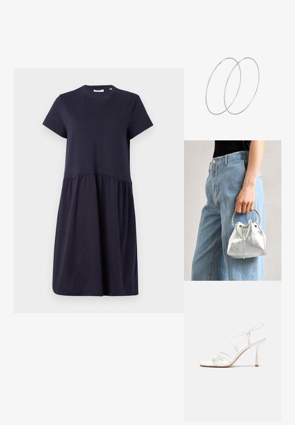 Mörkblå kortärmad klänning gjord av mjuk bomull, med rund halsringning och en rynkad midja för en utsvängd silhuett.; Vit remsandaler med hög klack, platt tårbas, strukturerad framdel med rynkade detaljer och en smal vristrem.; Metallisk silverfärgad bucket-väska med en strukturerad yta, prydd med ett silverfärgat runt handtag och dragsko-stängning, hålls mot ljusblå jeans.; Silverfärgade hoopörhängen med en minimalistisk design. Cirkulär form, slät yta och tunn profil. Lätta med en polerad finish.
